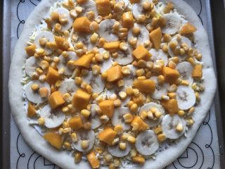 13、香甜可口的水果披萨????,在芝士上面，我们可以铺上准备好的水果玉米粒