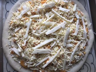 14、香甜可口的水果披萨????,在水果上面再撒一层马苏里拉芝士，放入预热好的烤箱，烤 200度20分钟左右