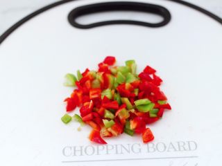 2、蛋挞火腿时蔬小披萨,把彩椒洗净后用刀切成小粒。
