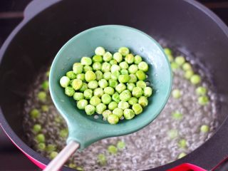 4、蛋挞火腿时蔬小披萨,锅中倒入适量的清水烧开，把青豆进行焯水，煮1分钟左右捞出沥干水分。