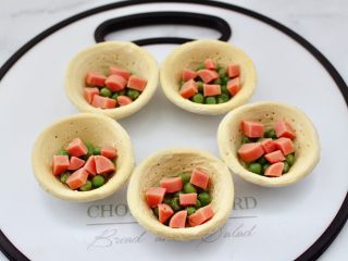 7、蛋挞火腿时蔬小披萨,再放入火腿丁。