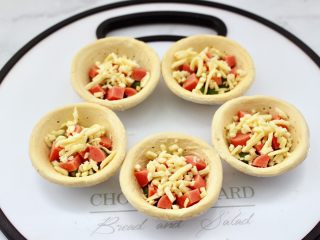 8、蛋挞火腿时蔬小披萨,这个时候撒上一层芝士碎。