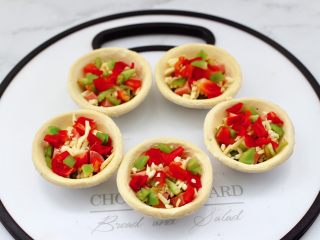 9、蛋挞火腿时蔬小披萨,放入切粒的彩椒。