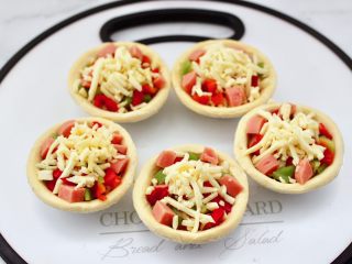 10、蛋挞火腿时蔬小披萨,把剩下的火腿丁放入，再铺上一层芝士碎。