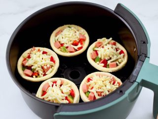 11、蛋挞火腿时蔬小披萨,空气炸锅提前200度预热5分钟后，把做好的蛋挞小披萨放入炸篮里。