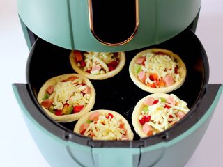 12、蛋挞火腿时蔬小披萨,再放入炸锅中。