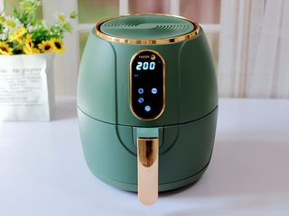 13、蛋挞火腿时蔬小披萨,启动炸锅200度烤10分钟即可。