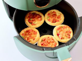 14、蛋挞火腿时蔬小披萨,时间到出锅咯。