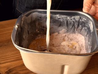 2、网红脏脏包,再放入细砂糖 盐 鸡蛋 牛奶