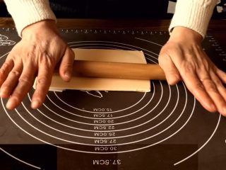 6、网红脏脏包,125g黄油软化后放入烘焙纸里 压擀成方正形 放入冰箱冷藏冻硬