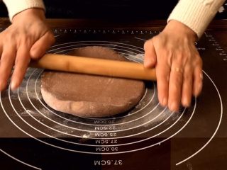 7、网红脏脏包,拿出之前冷藏过的面团 擀成长方形厚片 大至是黄油片的1.5倍大