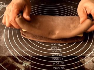 9、网红脏脏包,没有黄油的一端折进 然后再对折