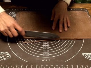 12、网红脏脏包,把面片的另一端整齐的切一刀 