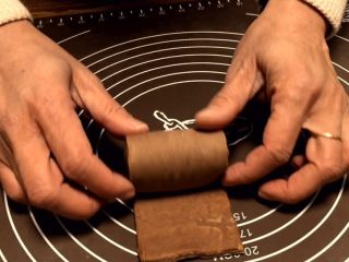 14、网红脏脏包,巧克力放入一端 轻轻的卷起 不要捏太紧