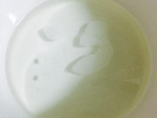 2、广式红豆沙蛋黄月饼,把水和白砂糖混合搅匀，开小火煮至白砂糖全部融化