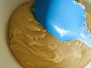 11、广式红豆沙蛋黄月饼,借助刮铲和匀，整成面团