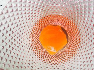 13、广式红豆沙蛋黄月饼,蛋黄在白酒中滚一圈以去腥增香