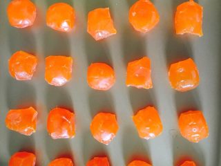 14、广式红豆沙蛋黄月饼,依次蘸白酒均匀放入烤盘