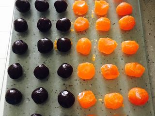 18、广式红豆沙蛋黄月饼,依次将蛋黄切好，红豆沙搓成均匀的小圆球