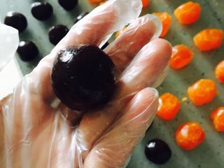 20、广式红豆沙蛋黄月饼,做成圆球再用双手搓圆