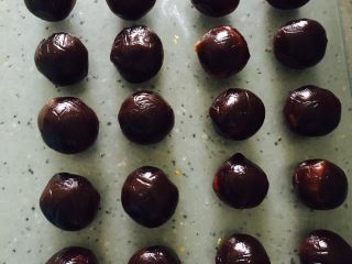 21、广式红豆沙蛋黄月饼,依次做好所有的