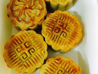 36、广式红豆沙蛋黄月饼,晾凉后放入密封罐保存，等待几天让月饼回油，回油了的月饼就变的油润可口了。