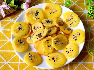 10、鸡蛋小饼,煎好的小饼晾凉后就可以给宝宝吃了,是不是很简单!