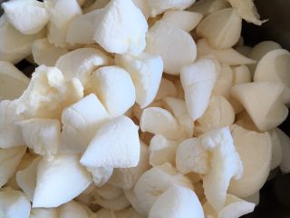 1、雪花牛轧饼干酥,棉花糖剪碎好融化