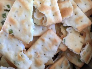 4、雪花牛轧饼干酥,饼干掰小块，不要太碎