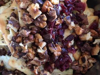 5、雪花牛轧饼干酥,把烤好的核桃蔓越莓放进饼干里混合