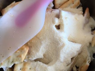 6、雪花牛轧饼干酥,再放入奶粉混合