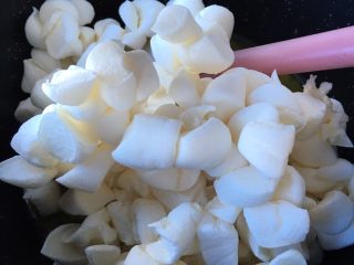 9、雪花牛轧饼干酥,倒入棉花糖，小火熬