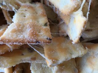 11、雪花牛轧饼干酥,翻拌均匀，糖会拉丝哈