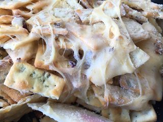 10、雪花牛轧饼干酥,待棉花糖融化后，关火，马上倒入混合好的饼干