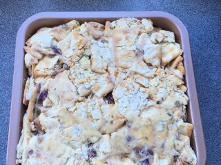 12、雪花牛轧饼干酥,拌匀后倒入方型模具，不垫油纸也可以的，很好脱模，表面按平压实，但是别太用力了，像这样饼干都碎了