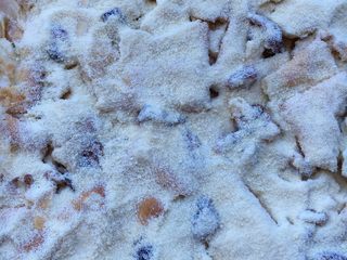 13、雪花牛轧饼干酥,趁余温反扣出来在案板上，撒上一些奶粉