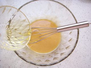 1、#甜味#花好月圆创意月饼,饼皮制作：所需材料称好备用。（如果没有枧水，也可以用纯碱和水以 1:4 的比例配制）盆里放入糖浆，枧水，搅拌均匀后放入玉米油。