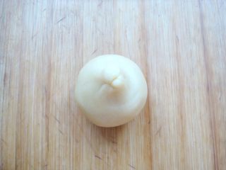 4、#甜味#花好月圆创意月饼,用虎口慢慢的向上推包起来，留下收口处不需按平。