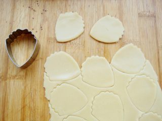 6、#甜味#花好月圆创意月饼,面团擀薄片，用小号花瓣模具刻出花片。