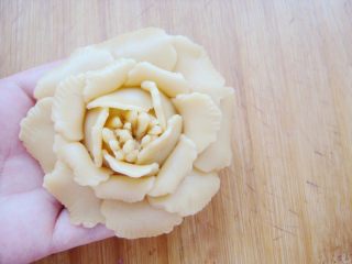 9、#甜味#花好月圆创意月饼,最外面一层花瓣用大号花瓣模具刻片粘贴上。每片花瓣边缘压出纹路，一朵盛开的牡丹花就做好了。