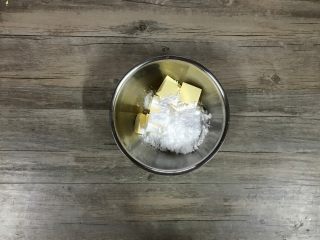 1、杏仁奶酪饼干,黄油事先软化，用手轻按有坑就可以。