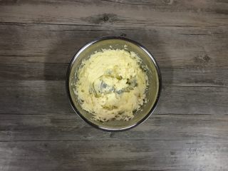 2、杏仁奶酪饼干,加入糖粉，打至发白蓬松。