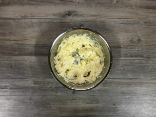 3、杏仁奶酪饼干,加入一半牛奶，打匀。