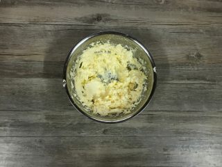 4、杏仁奶酪饼干,再加入另一半牛奶，打至充分吸收。