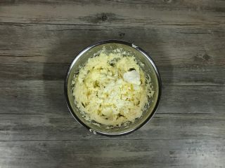 5、杏仁奶酪饼干,加入奶油奶酪。（奶油奶酪不需要事先打顺滑）