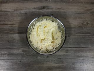 6、杏仁奶酪饼干,打至充分吸收就可以了。