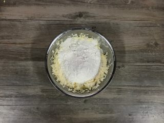 7、杏仁奶酪饼干,筛入低粉。用硅胶铲混合至细腻无干粉状态。