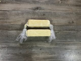 8、杏仁奶酪饼干,可利用饼干整形模具或直接用保鲜膜整理成方块条状，放入冰箱冷冻2小时。