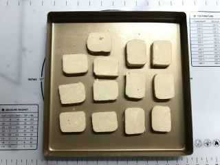 9、杏仁奶酪饼干,取出，切成1CM左右厚片，放入烤盘。