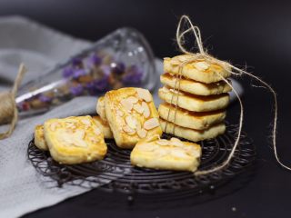 13、杏仁奶酪饼干,成品。